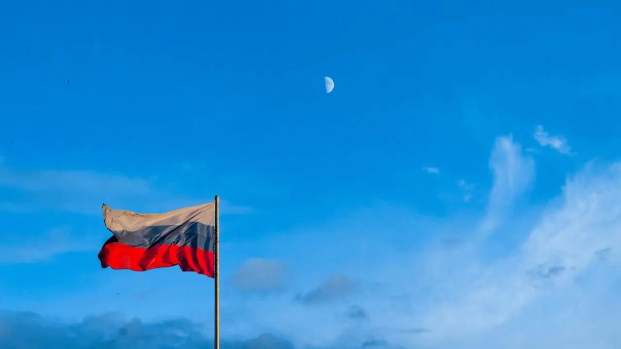 Бойцы Южной группировки войск водрузили российский флаг в селе Улаклы в ДНР