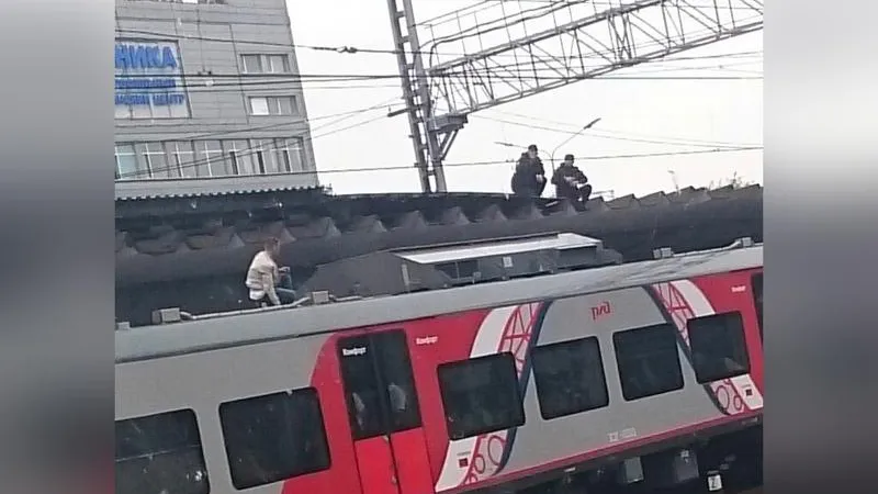 Мужчина заблокировал скоростную электричку «Ласточку» в Химках