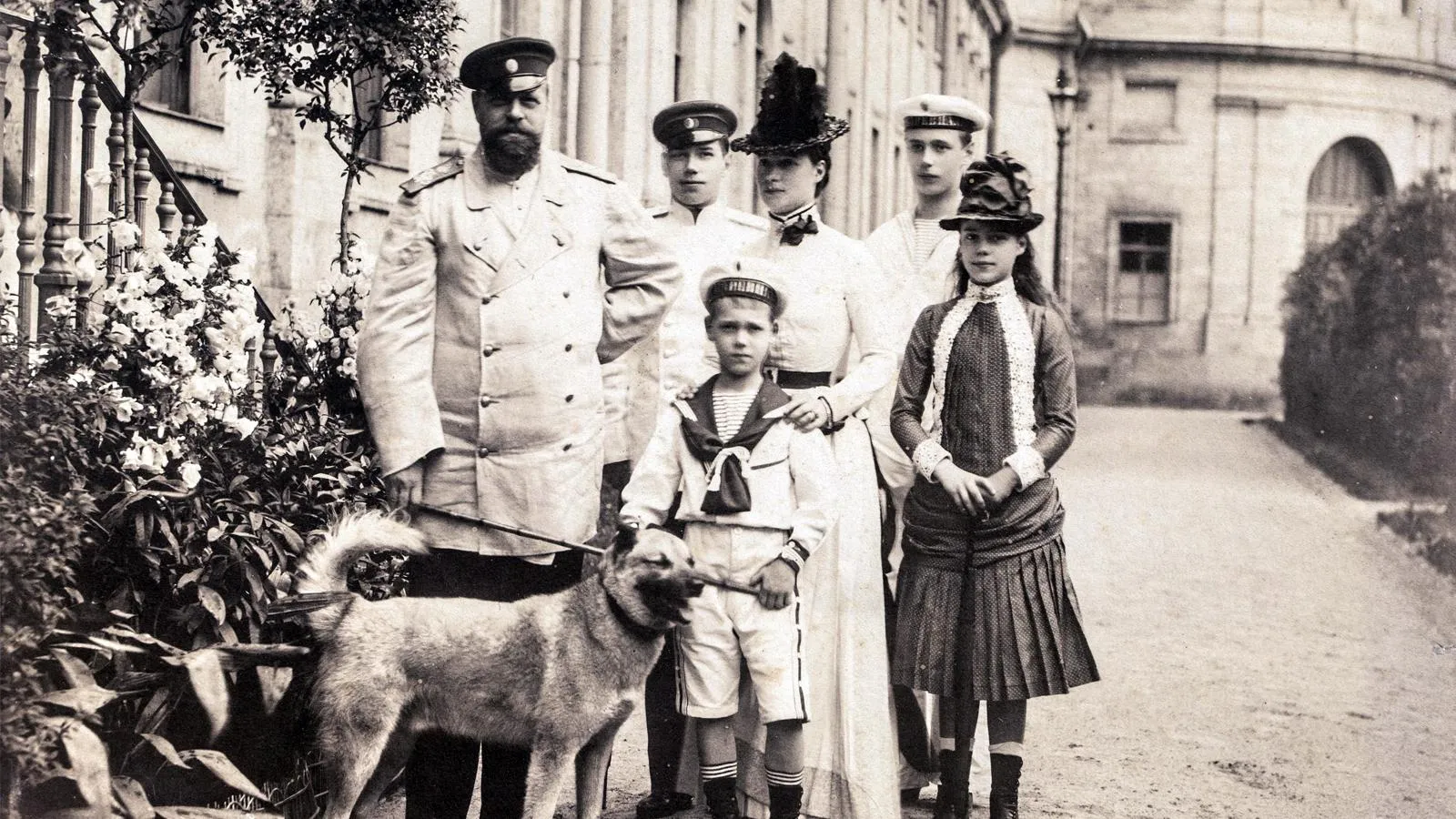 Император Александр III с женой и старшими детьми в Гатчине, 1886 год