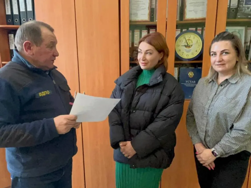 Ангелине Стельмух (в центре) вручают удостоверение. Фото:&nbsp;Ангелина Стельмух