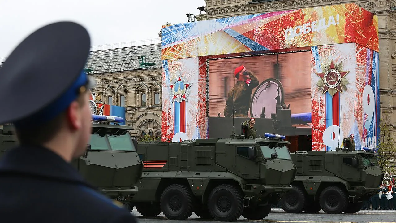 «Чем больнее России, тем лучше»: в Киеве угрожают атаковать Москву во время парада Победы — возможно ли это