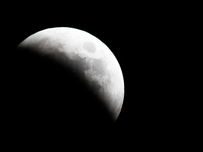 Астроном объяснил, почему Луна иногда «прячется» от наших глаз