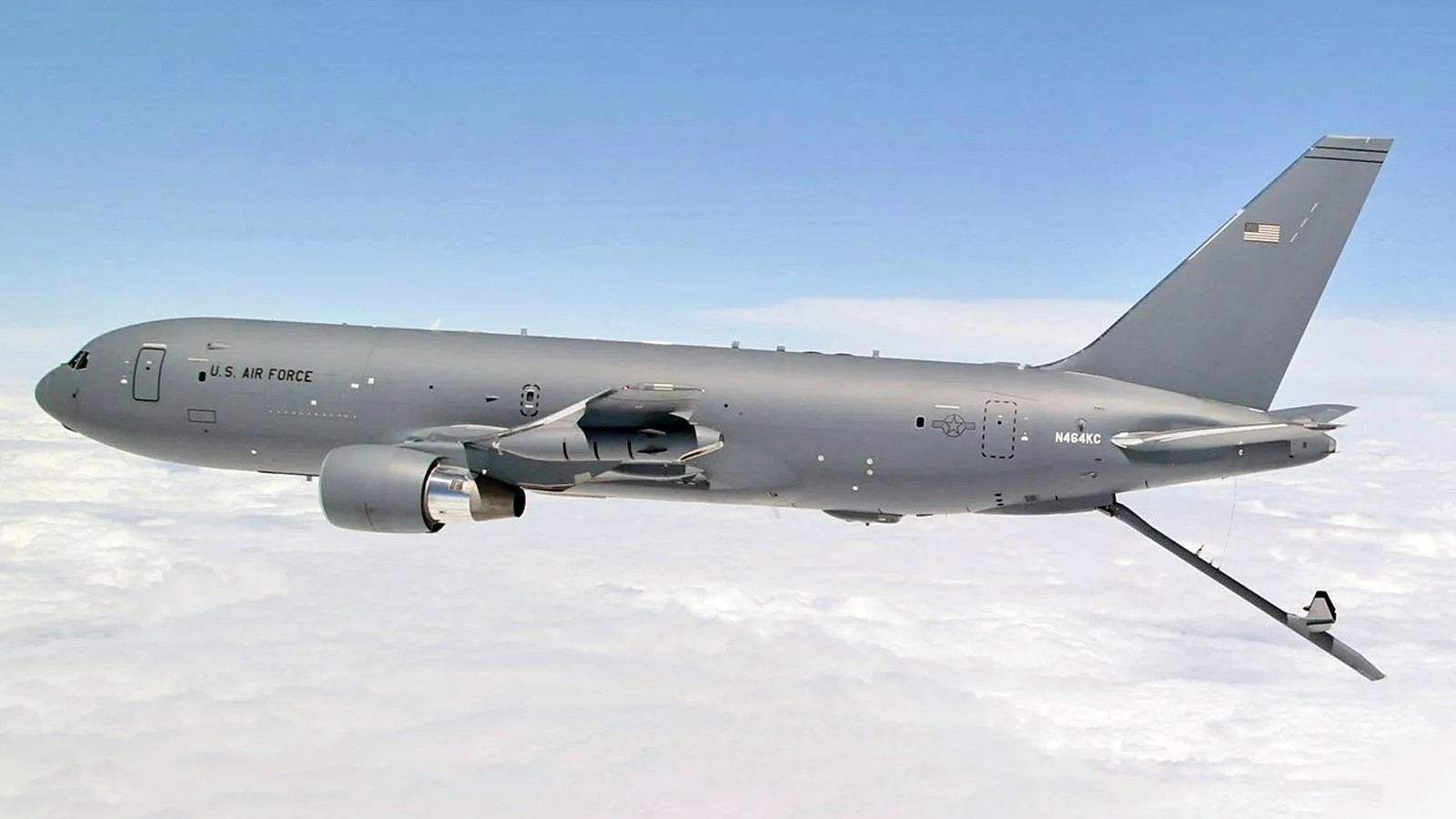 Самолет ВВС США KC-46A с опущенной заправочной штангой