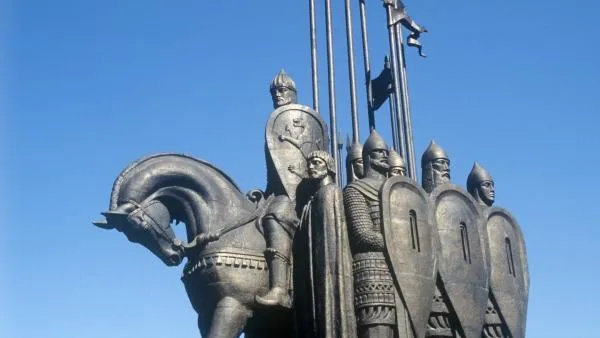 Памятник Александру Невскому и его дружине под Псковом открыли для посетителей