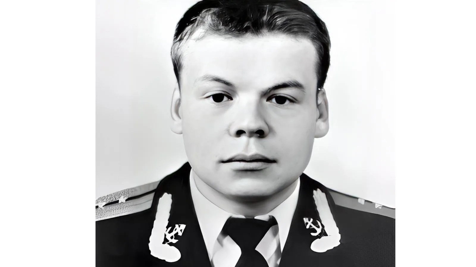 Офицер-подводник, капитан-лейтенант ВМФ РФ, командир турбинной группы дивизиона движения (7-й отсек АПРК) К-141 «Курск» Дмитрий Колесников