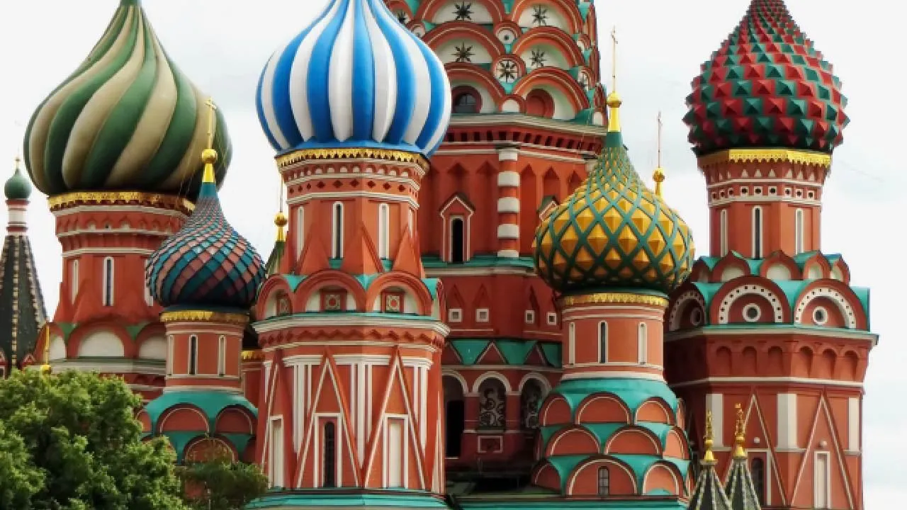 Над Москвой развернули знамя «Ахмата»