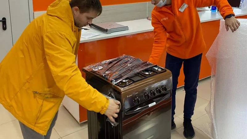 Газовую плиту безвозмездно купил одинокой бабушке управдом в Раменском