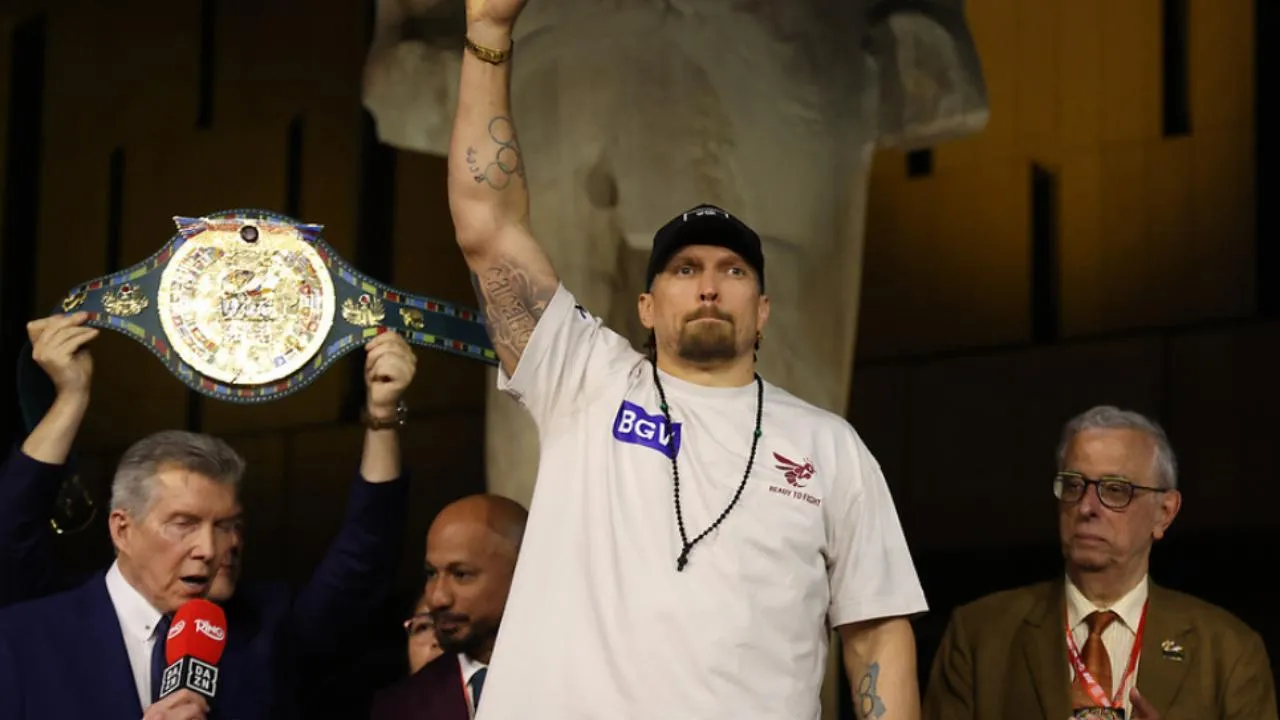 Усик защитил титул чемпиона WBC после спорного решения рефери