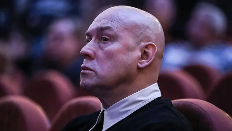 «Аплодируйте, пока я жив!»: Виктор Сухоруков рассказал о своем отношении к похоронам артистов