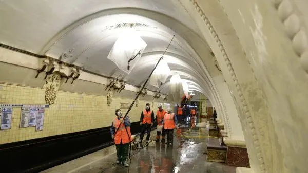 Почти 100 станций московского метро обработают антивандальным покрытием