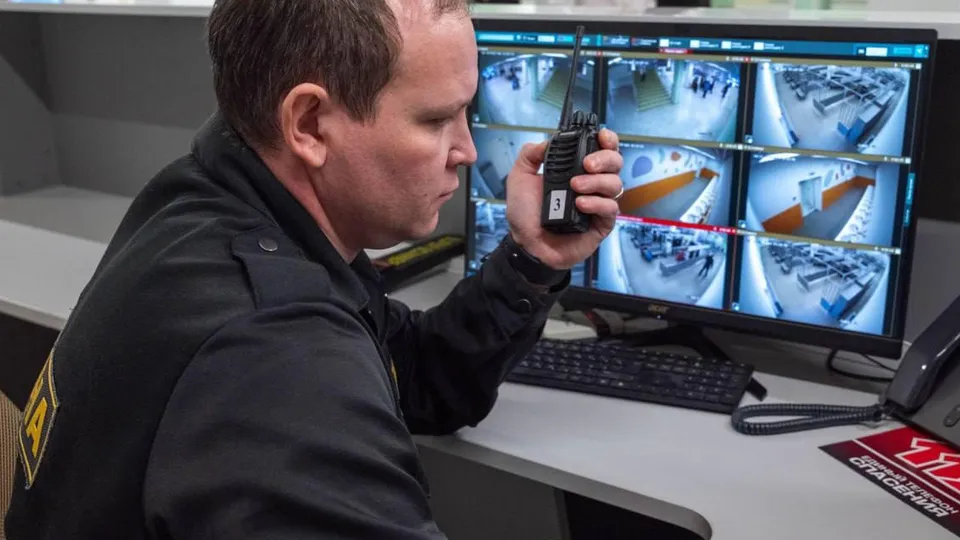 «Умные» видеокамеры транслируют обстановку сотруднику охраны. Фото: администрация г.о. Реутов