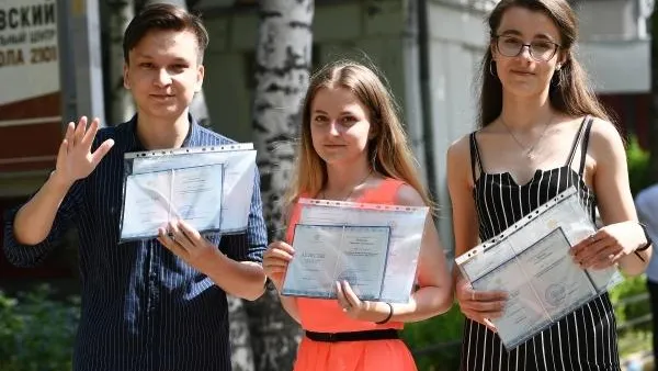 Около семи тысяч выпускников в Москве получили аттестаты с отличием