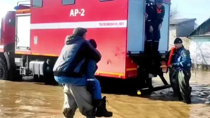 Ситуация ухудшается: в Орске начала уходить под воду площадь Гагарина у автовокзала