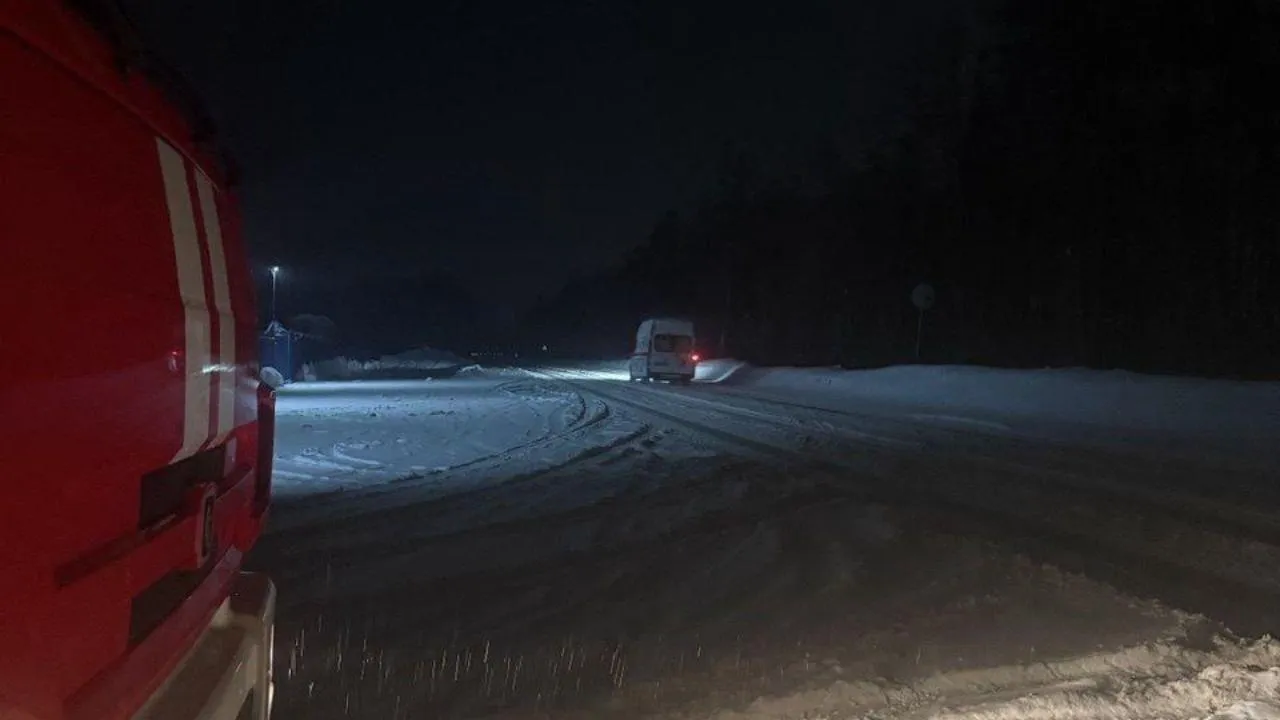 Спасатели Подмосковья освободили из снега машину скорой помощи с рожающей женщиной