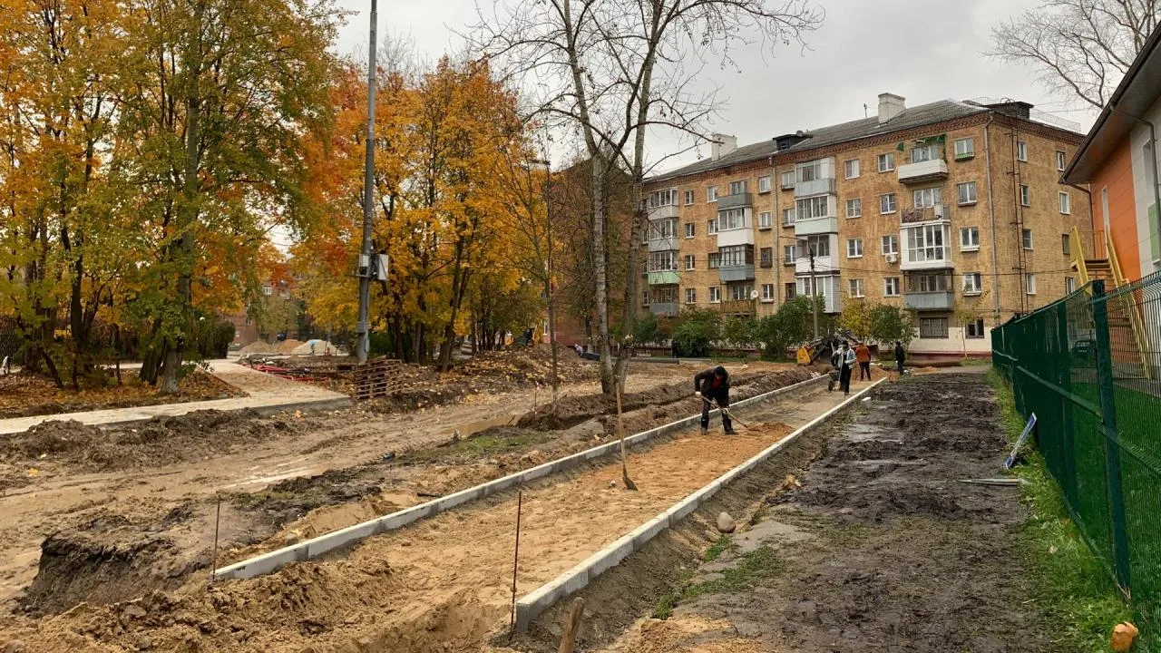 В подмосковном Фрязино идут активные работы по благоустройству площади Победы