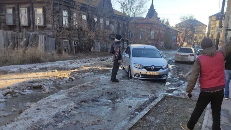Иномарка застряла во льду из-за разлива канализации в Астрахани