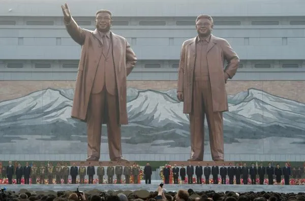 Памятник Ким Ир Сену и Ким Чен Иру в Пхеньяне