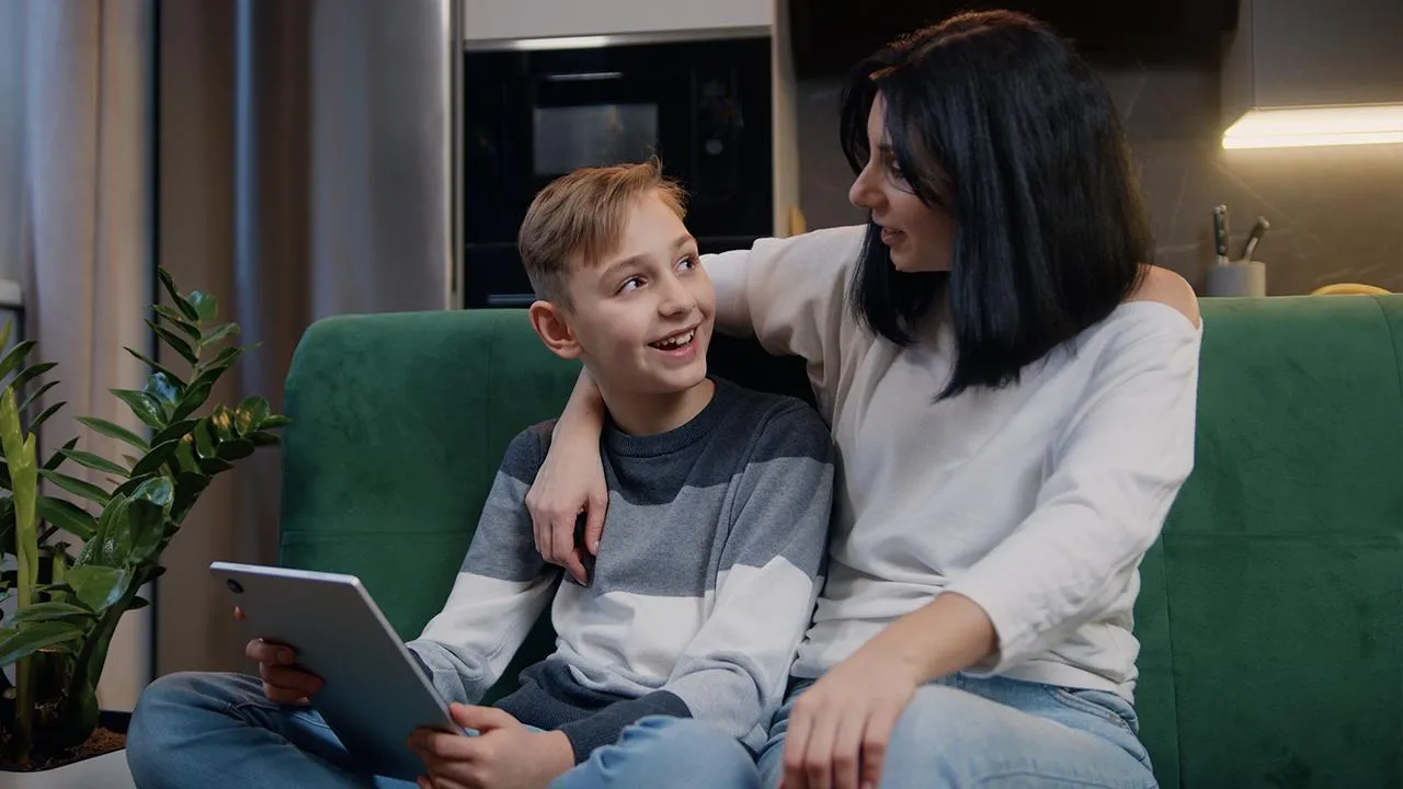 Давать сдачи и не жаловаться: психологи объяснили, почему «маргинальное» геттоссори-воспитание лучше «идеальных мам»