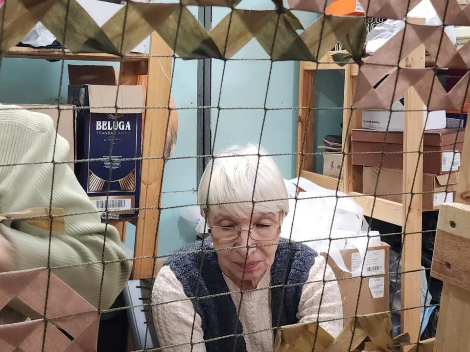 Волонтеры плетут маскировочные сети. Фото:&nbsp;