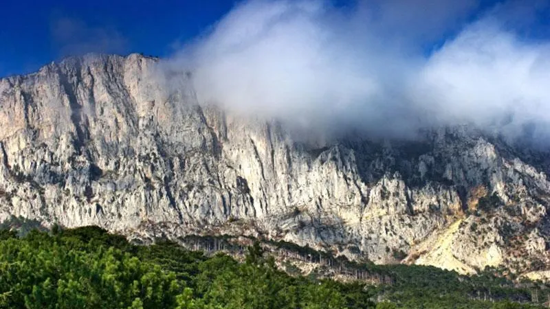 В Крыму трассу «Севастополь – Ялта» завалило камнями