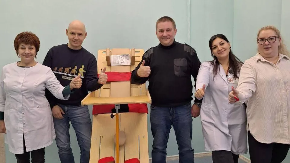 На фото — сотрудники ГБУЗ МО «НФОБ Детская поликлиника, Апрелевка» во главе с заведующим детской поликлиникой, волонтером фонда «Бумеранг добрых дел» Мамонтовым М.В.