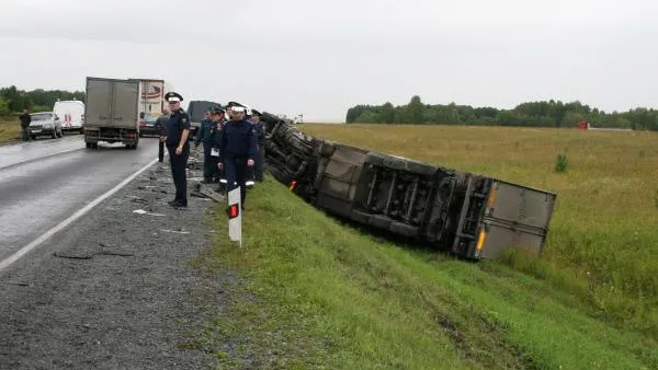 Фура опрокинулась на съезде с моста в Электростали