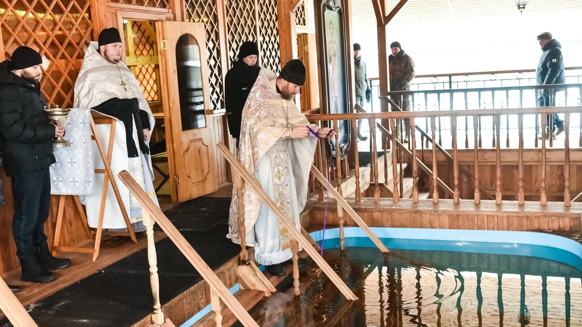 Более 1 500 человек приняли участие в крещенских купаниях в Балашихе