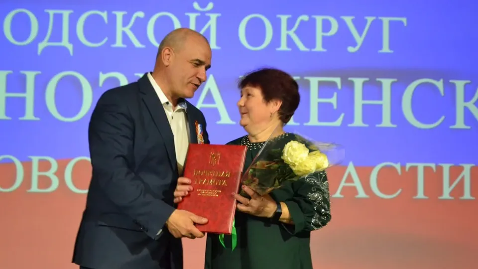 Глава Краснознаменска Владимир Пирогов награждает жителей города. Фото: администрация г.о. Краснознаменск