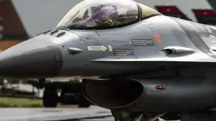 Минобороны Украины сообщило, что ВСУ начнут использовать F-16 не раньше весны 2024 года