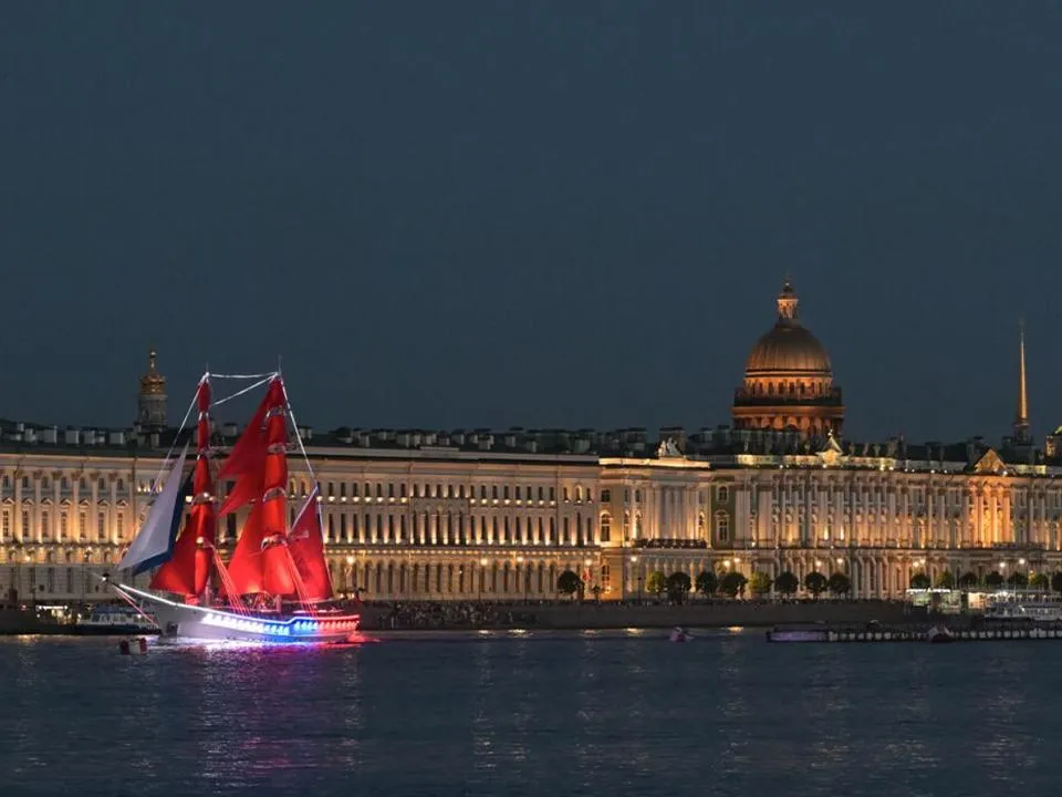 «Приманивает туристов»: гид объяснил популярность «Алых парусов»