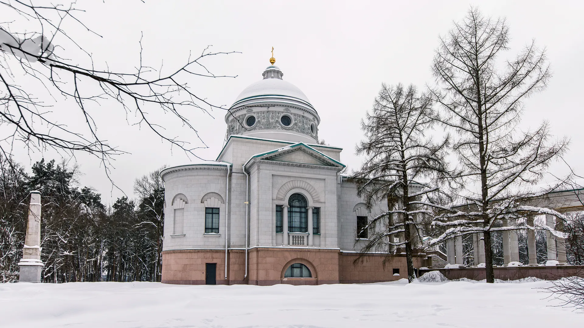 Храм Архангела Михаила у колоннады в музее-заповеднике «Архангельское» округа Красногорск
