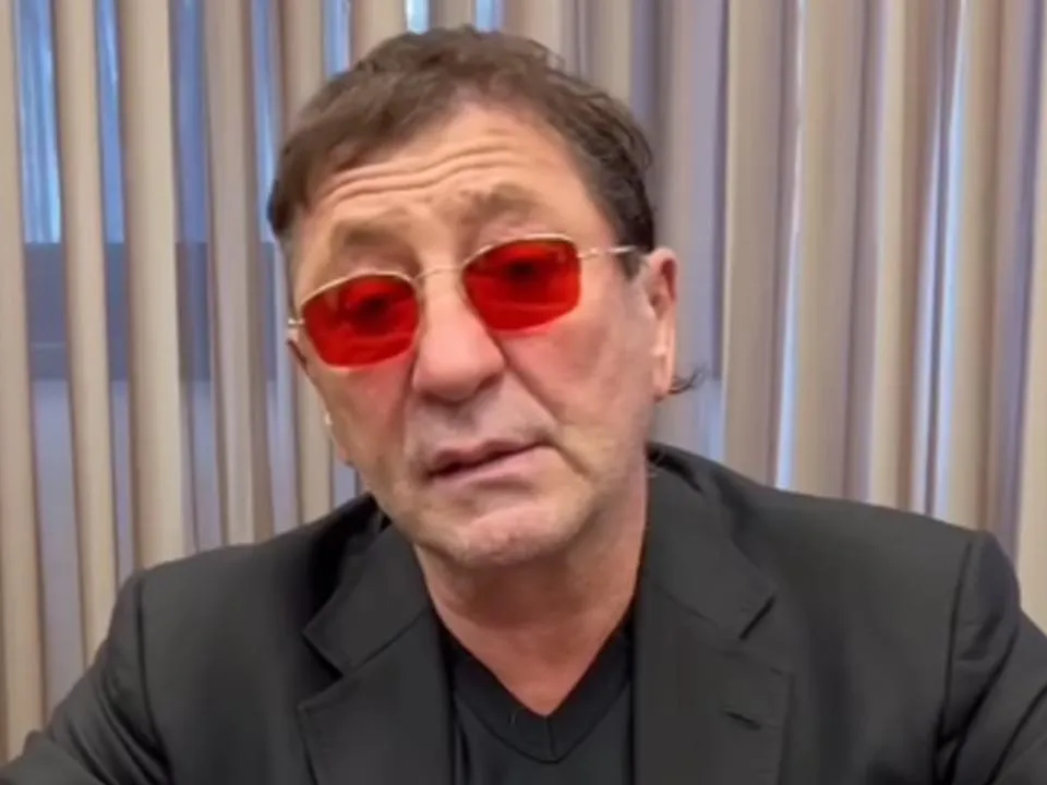 «Прячется от нее в алкоголе»: стала известна причина откладывания свадьбы Лепса с молодой невестой