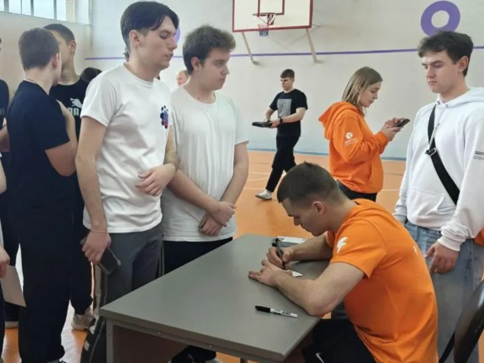 Михаил Худченко раздает автографы участникам мастер-класса.&nbsp;Фото: Министерство образования Московской области