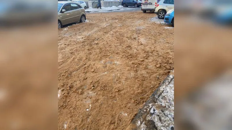 Двор в Реутове превратили в песочницу, желая избавить дороги от наледи