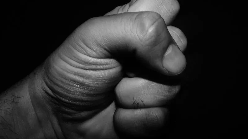 Два бандита избили и ограбили мужчину в Одинцово
