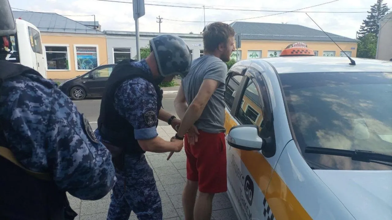 Таксиста, укравшего у пассажира банковскую карту, задержали в Подмосковье