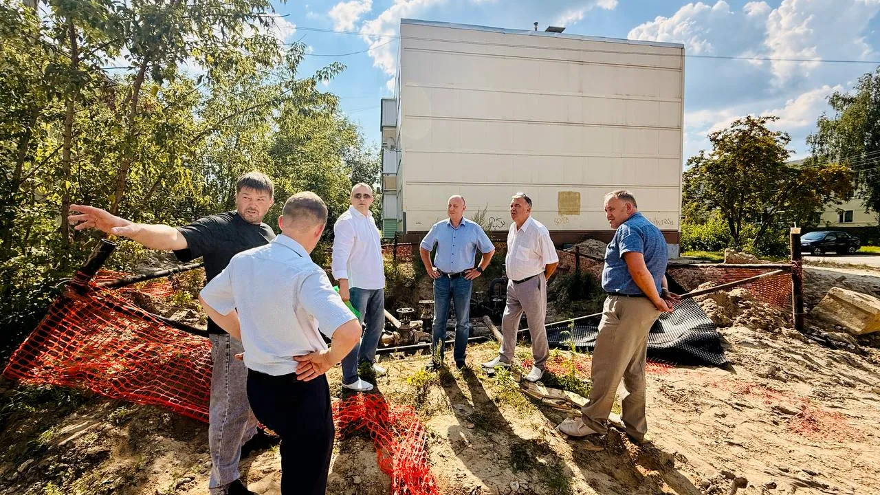 Глава муниципалитета Дмитрий Викулов инспектирует ход работ. Фото: t.me/dmitriyvikulov