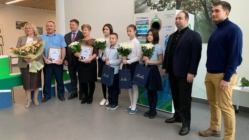 В Подмосковье наградили самых активных участников сбора тары через фандоматы
