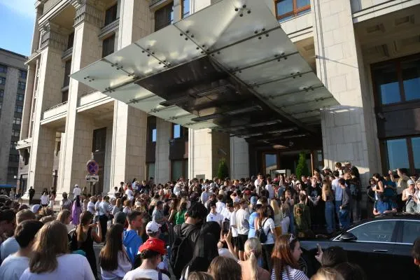 Поклонники музыканта Канье Уэста у гостиницы Four Seasons Hotel Moscow в Москве