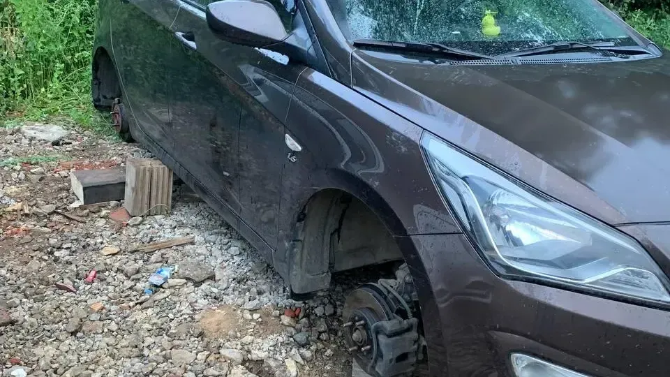 Четыре автомобильных колеса украли у жительницы Лосино-Петровского округа на стоянке