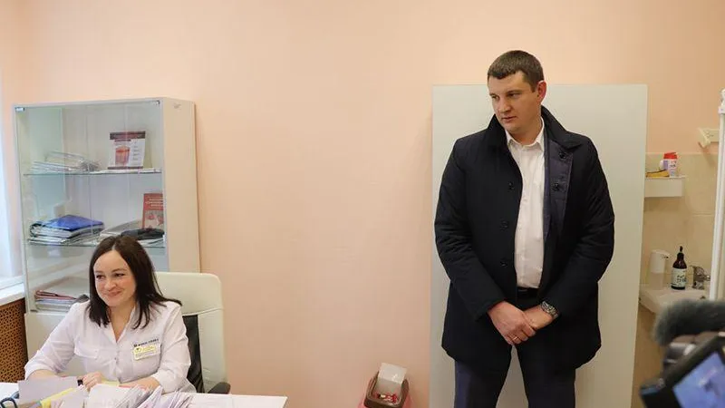 Денис Семенов проверил ход ремонтных работ в двух медучреждениях Павловского Посада