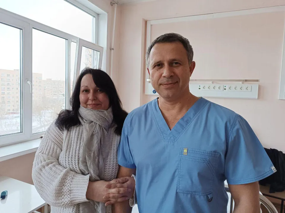 Врач Сердар Мамедов с пациенткой. Фото: Щелковская больница