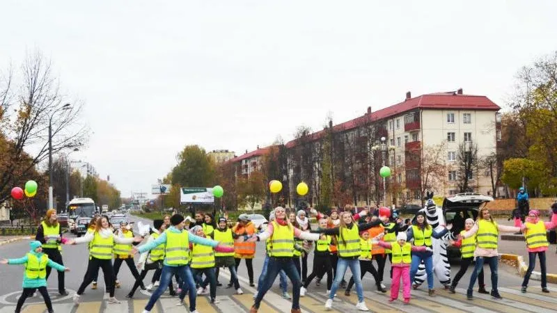 Дети станцевали на пешеходных переходах Подмосковья, чтобы напомнить водителям о важности соблюдения ПДД