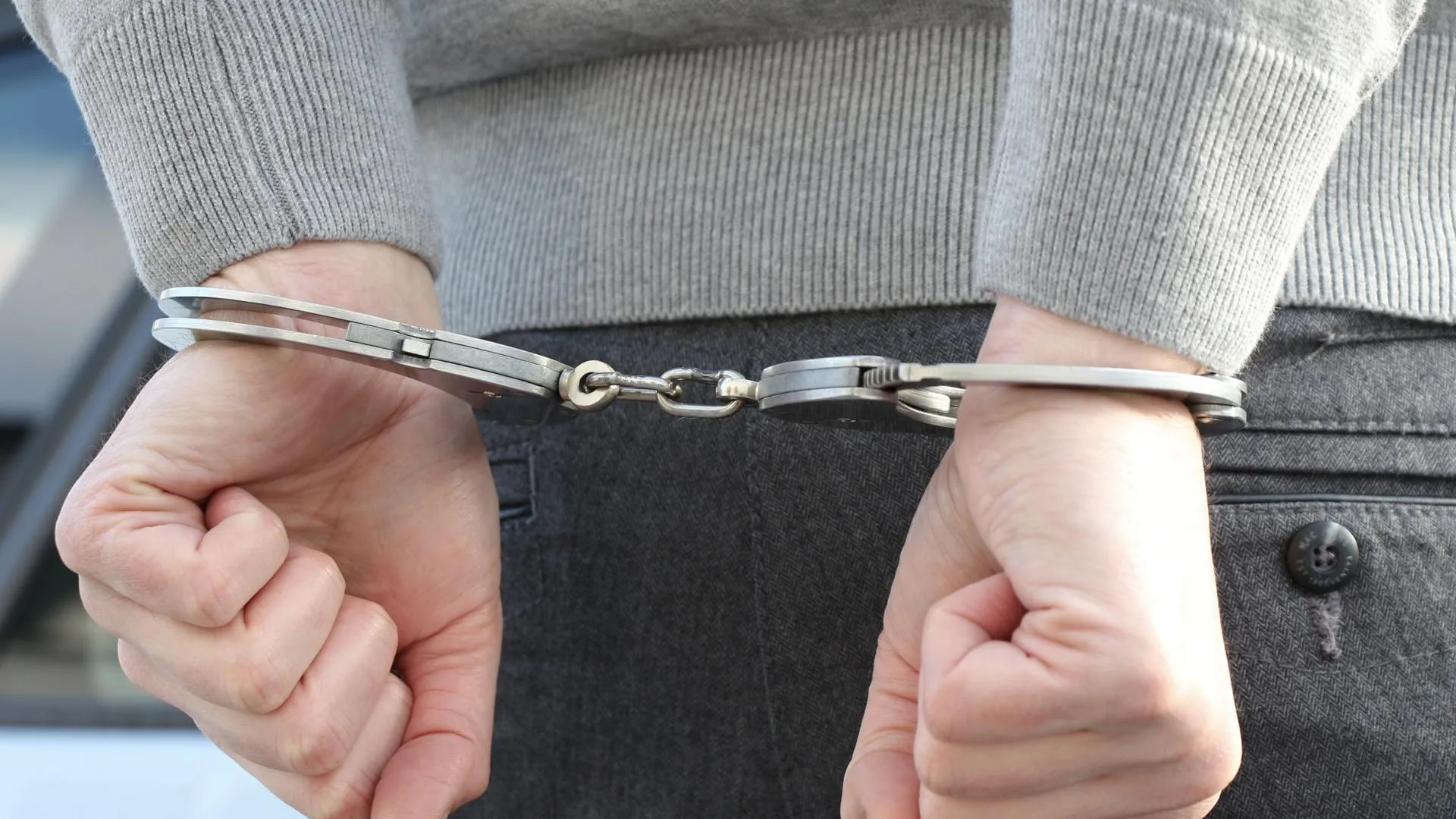 В Сети появились кадры задержания сотрудницы воинской части ЮВО, подозреваемой в госизмене
