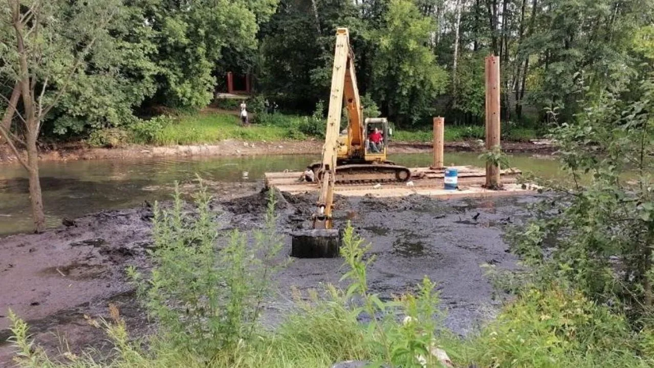 В Подмосковье продолжается расчистка реки Македонки и Малаховского озера