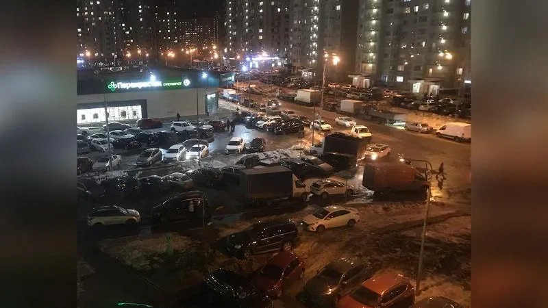 Жители Видного жалуются на автолюбителей, раскатавших газон