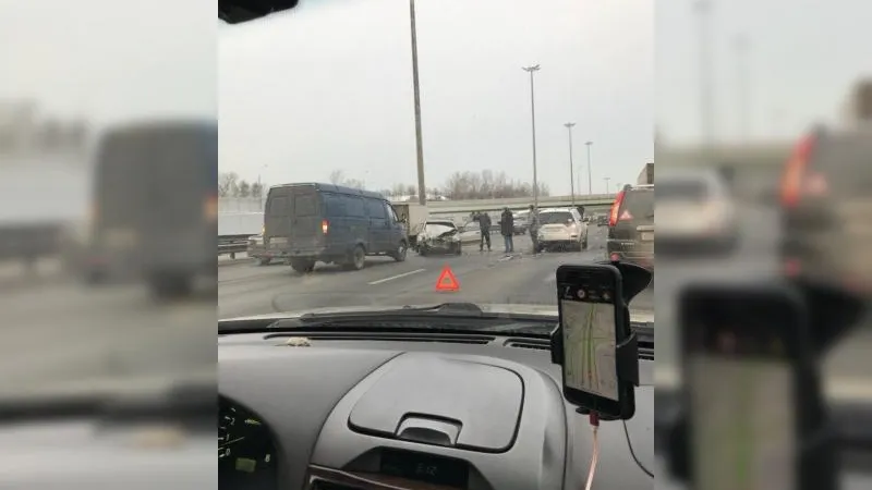 ДТП из трех машин в Королеве: человека зажало в авто