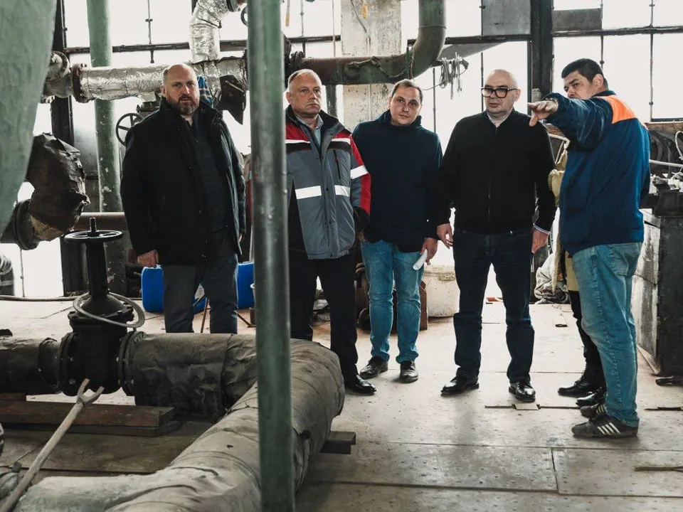 Глава муниципалитета Сергей Джеглав (второй справа) в котельной. Фото: пресс-служба администрации г.о. Лосино-Петровский