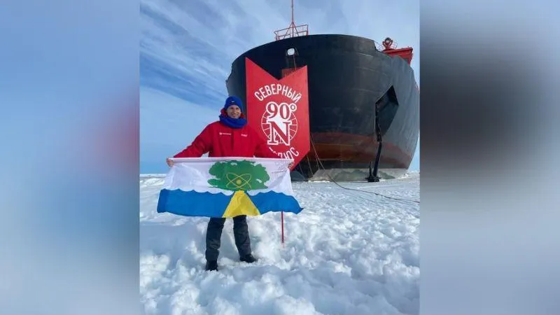 Флаг Дубны развернул подмосковный ученый на Северном полюсе