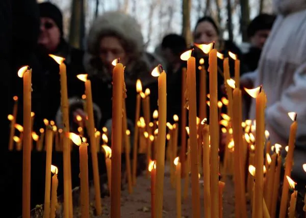 Свечи у часовни Ксении Петербургской на Смоленском кладбище в Санкт-Петербурге